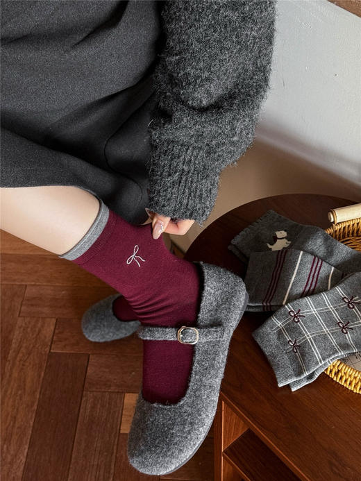 4双一组！2025秋冬女袜格雷灰+安可拉红经典色系搭配 可爱小狗 /Miu系风蝴蝶结 /条纹 中筒袜棉袜 商品图3