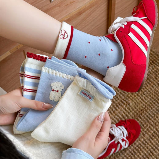 4双一组！2025秋冬无骨袜棉袜 毛茸卡通狗、翻边小爱心设计  浅蓝色和新年红的经典色系搭配 洋气中筒袜 商品图2