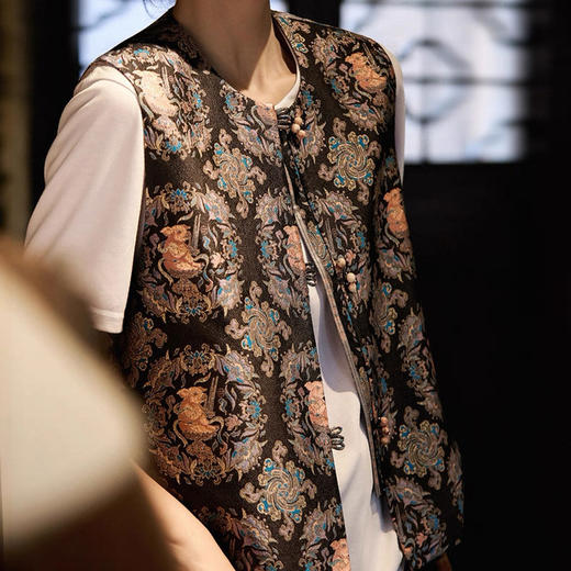 新中式宋锦亥猪纹马甲 | 仿古宋锦肌理感亥猪纹提花，行走的国风美学教科书【3-5天发货，周末顺延】 商品图1