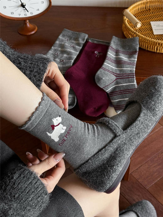 4双一组！2025秋冬女袜格雷灰+安可拉红经典色系搭配 可爱小狗 /Miu系风蝴蝶结 /条纹 中筒袜棉袜 商品图0