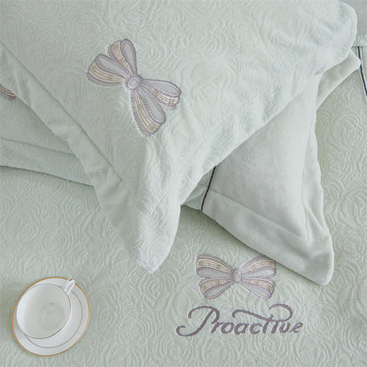 【230g高克重】雕花绒四件套 薄雾玫瑰/迷野蔷薇hl【锁温保暖】【细腻丰盈】【厚实温暖】【刺绣工艺】防静电导电丝 法式田园 浪漫复古 商品图9