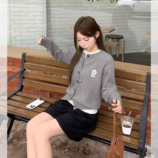 西遇长袖针织开衫女秋季新款韩系单排扣花朵圆领毛衣外套SS051543 商品图4