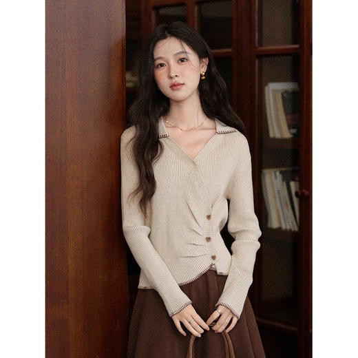 鹿向南「榛果拿铁」不规则咖米色长袖针织衫女秋季设计感修身上衣 商品图0