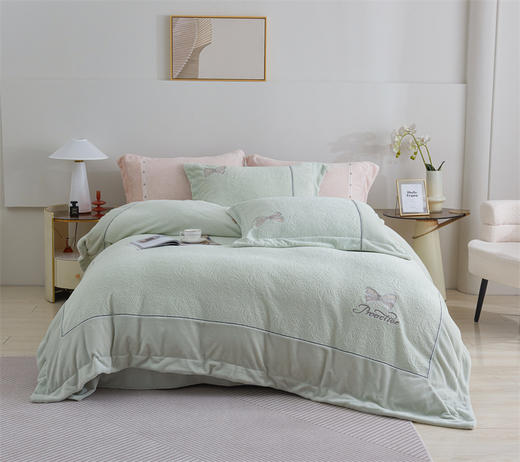 【230g高克重】雕花绒四件套 薄雾玫瑰/迷野蔷薇hl【锁温保暖】【细腻丰盈】【厚实温暖】【刺绣工艺】防静电导电丝 法式田园 浪漫复古 商品图6