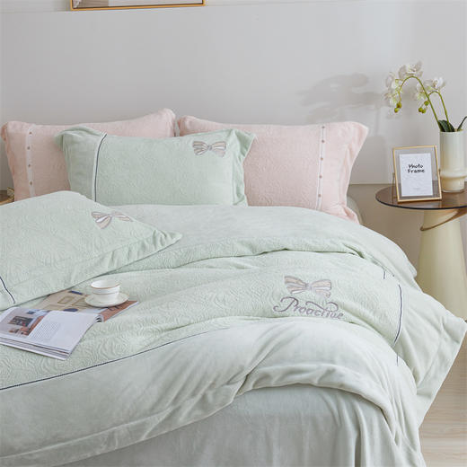 【230g高克重】雕花绒四件套 薄雾玫瑰/迷野蔷薇hl【锁温保暖】【细腻丰盈】【厚实温暖】【刺绣工艺】防静电导电丝 法式田园 浪漫复古 商品图7