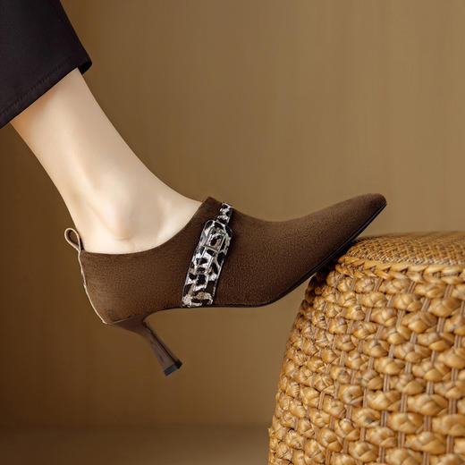 【预售5天】法式复古豹纹皮带扣显瘦尖头深口单鞋通勤羊翻皮高跟鞋女DB&M6590 商品图0