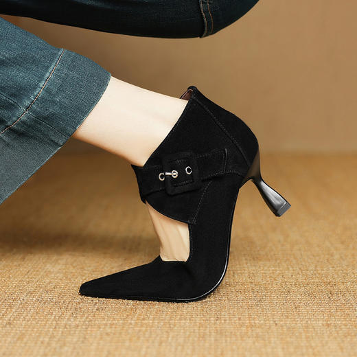 【预售5天】尖头细跟法式短靴女秋季新款镂空气质高跟靴子百搭配裙子女靴DB&M6601 商品图4