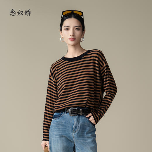 【商场同款】CNK5915“ 松弛条纹蝙蝠衫 ” 低调的黑棕条纹 沉稳内敛，搭配出彩 商品图0