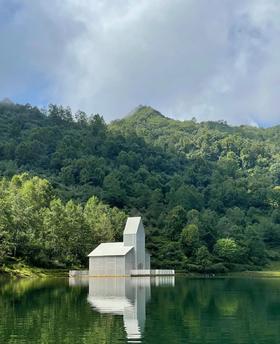【雅安石棉茨格达海·浮云海子温泉度假酒店】
🌊打卡川西治愈秘境，享早餐、温泉、划船…邂逅贡嘎日照金山🌞