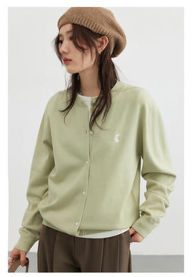 🔥开衫里的第一名‼️秋冬衣柜里绝不能少的万能搭子！💥【早秋款刺绣纯色圆领针织小开衫 】😎只能说经典就是经典！！简约不简单，我可太爱了！ 