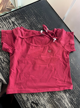 清仓【社群供】多巴胺系爱心标设计感百搭正肩短款上衣