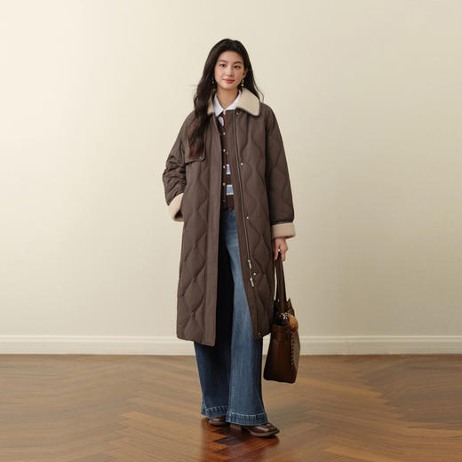 【严选】诗凡黎翻领巴恩风长款保暖外套2025秋冬新款拼接羊羔毛领羽绒服女7GA180061 商品图1