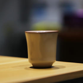 问鼎哥窑牛角款易悦杯