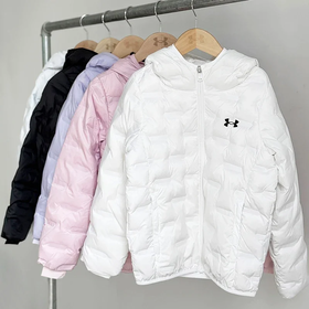 【保暖服饰丨安德玛 儿童轻薄羽绒服】甄选优质鸭绒，洁净蓬松无味，全身压胶工艺，不易跑绒，款式简约，可当内胆可当外套，由内而外满足多样性穿搭需求