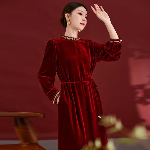 QS喜庆真丝丝绒连衣裙圆领设计感日常气质纯色穿搭中长款裙子女1983 商品图2