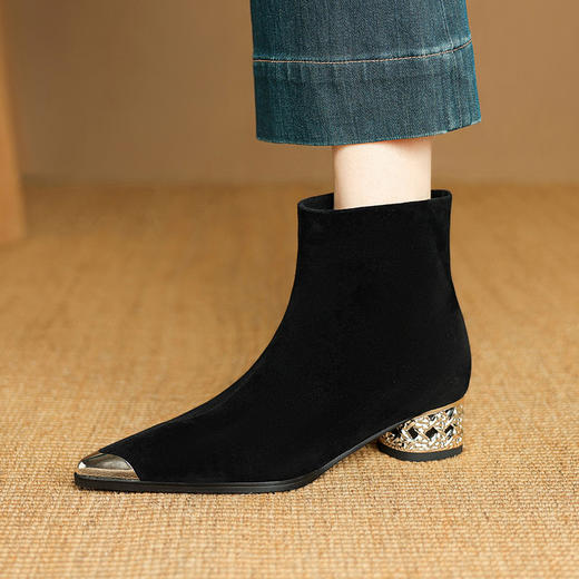 【预售5天】秋冬必备简约风羊皮米白色尖头短靴女英伦风中跟粗跟马丁靴女短筒靴子DB&M6596 商品图4