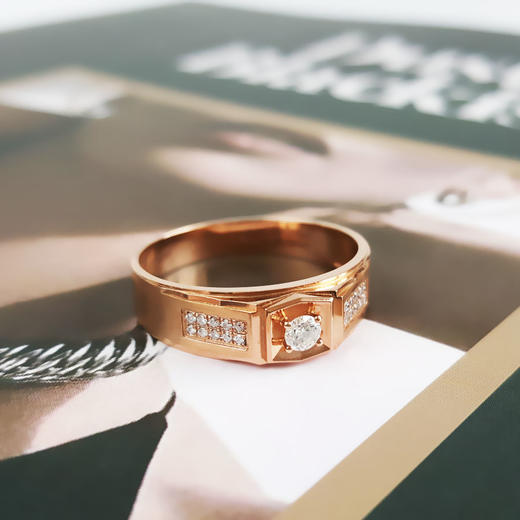 【天然正品】AU750玫瑰金宽版经典简约0.10克拉钻石戒指20号（皆取最大值）女士080925TJ17现售价：3280 商品图2