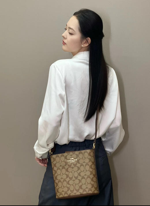 COACH 蔲驰女2025新款 mollie 22 单肩手提斜挎水桶包（SS） 商品图8