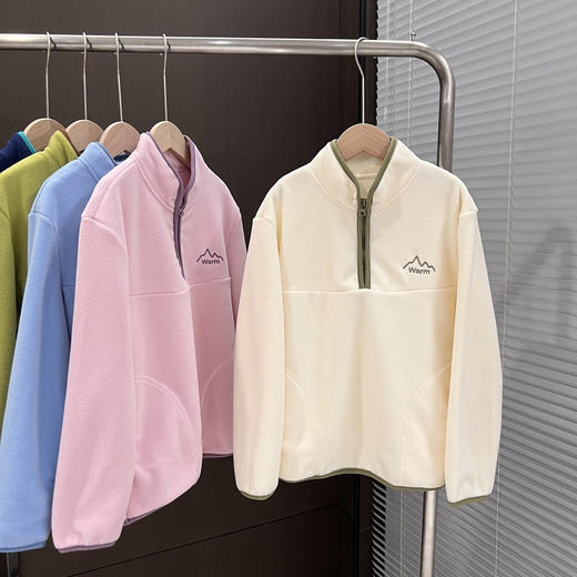 【儿童服饰丨可优鼠 儿童双面加厚摇粒绒立领卫衣】 面料柔软舒适保暖，包边立领贴合脖颈，不畏寒风，平整下摆走线整齐，款式简约不单调，男女童同款，单穿叠穿内搭皆宜，多色可选 商品图5