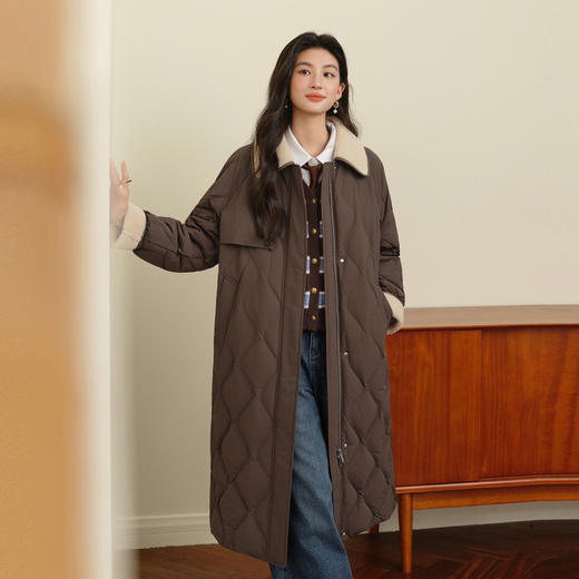 【严选】诗凡黎翻领巴恩风长款保暖外套2025秋冬新款拼接羊羔毛领羽绒服女7GA180061 商品图4