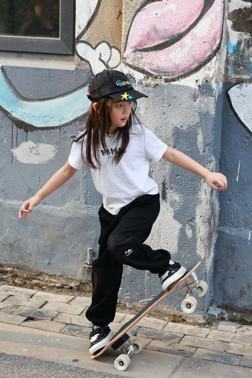 【童装服饰丨LittleBen320克山系卫裤/轻氧锦氢帽衫系列】面料舒适清爽，做工精细平整，版型设计高级又百搭，适合多种场景穿搭 商品图9