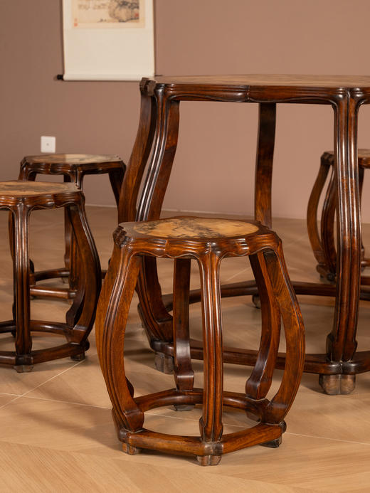 清	红木镶云石葵口六角鼓墩形圆台及凳成套（一桌六凳） 商品图3