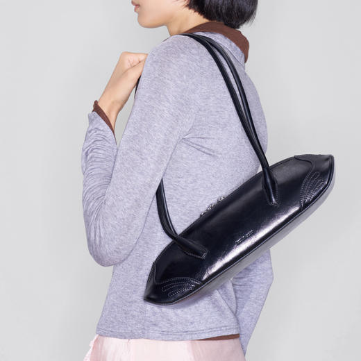 lost in echo2025早秋新款轻便质感牛皮趣味饺子形法棍单肩腋下包 商品图4