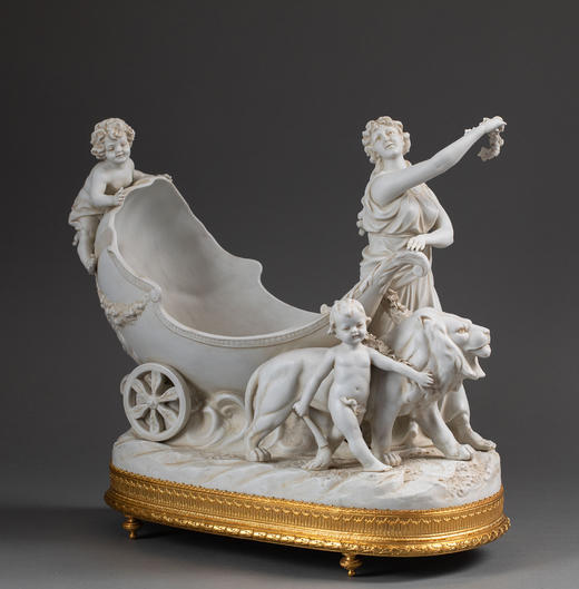 独角鹿西洋古董1900年代德国图林根地区出品铜鎏金底座装饰丘比特维纳斯与雄狮驾车主题素胎瓷雕花果樽 商品图0