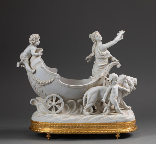 独角鹿西洋古董1900年代德国图林根地区出品铜鎏金底座装饰丘比特维纳斯与雄狮驾车主题素胎瓷雕花果樽 商品图1