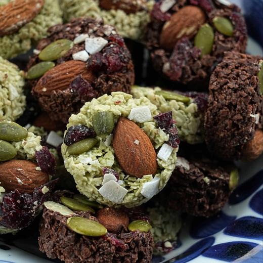 「一方云拾坚果巧克力燕麦脆」！巴旦木、蔓越莓、椰子脆裹在香脆燕麦里！巧克力的丝滑、坚果的脆、果干的甜全在嘴里爆开，口感绝了！真可可脂超满足！蛋白质≥20%！0 反式脂无负担！双口味换着吃！ 商品图3