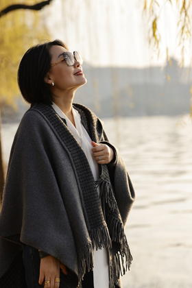 100%山羊绒两色流苏披肩