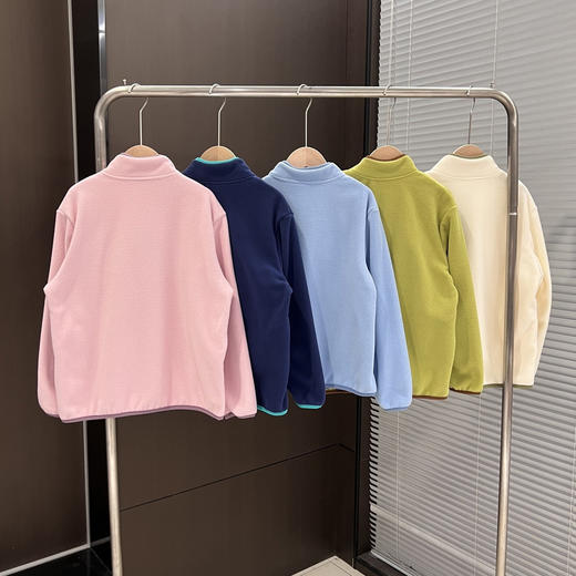 【儿童服饰丨可优鼠 儿童双面加厚摇粒绒立领卫衣】 面料柔软舒适保暖，包边立领贴合脖颈，不畏寒风，平整下摆走线整齐，款式简约不单调，男女童同款，单穿叠穿内搭皆宜，多色可选 商品图4