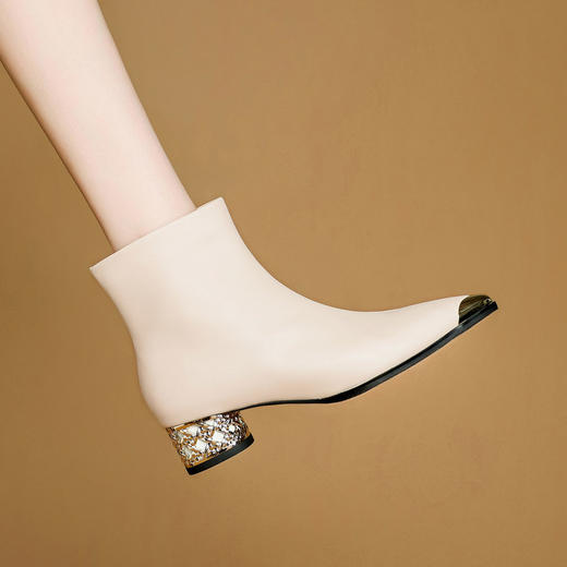 【预售5天】秋冬必备简约风羊皮米白色尖头短靴女英伦风中跟粗跟马丁靴女短筒靴子DB&M6596 商品图3