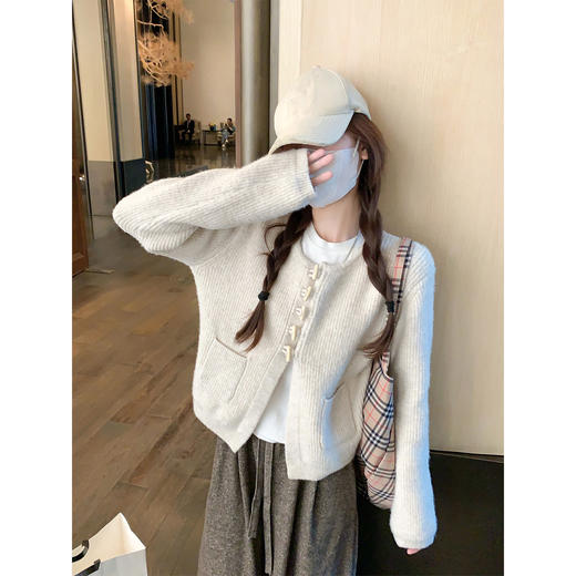 <曾小咸推荐>2.3现货秒杀 ！微信超特价！韩系牛角扣毛衣开衫 日常169.99 立减80 秒杀89.99！！休闲裤 秒杀79.99！！ 商品图1