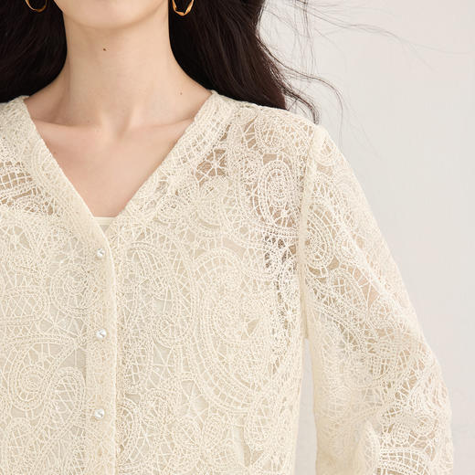 【09/26新品】熙世界法式镂空V领蕾丝衬衫套装女早秋吊带背心七分袖罩衫两件套 商品图4