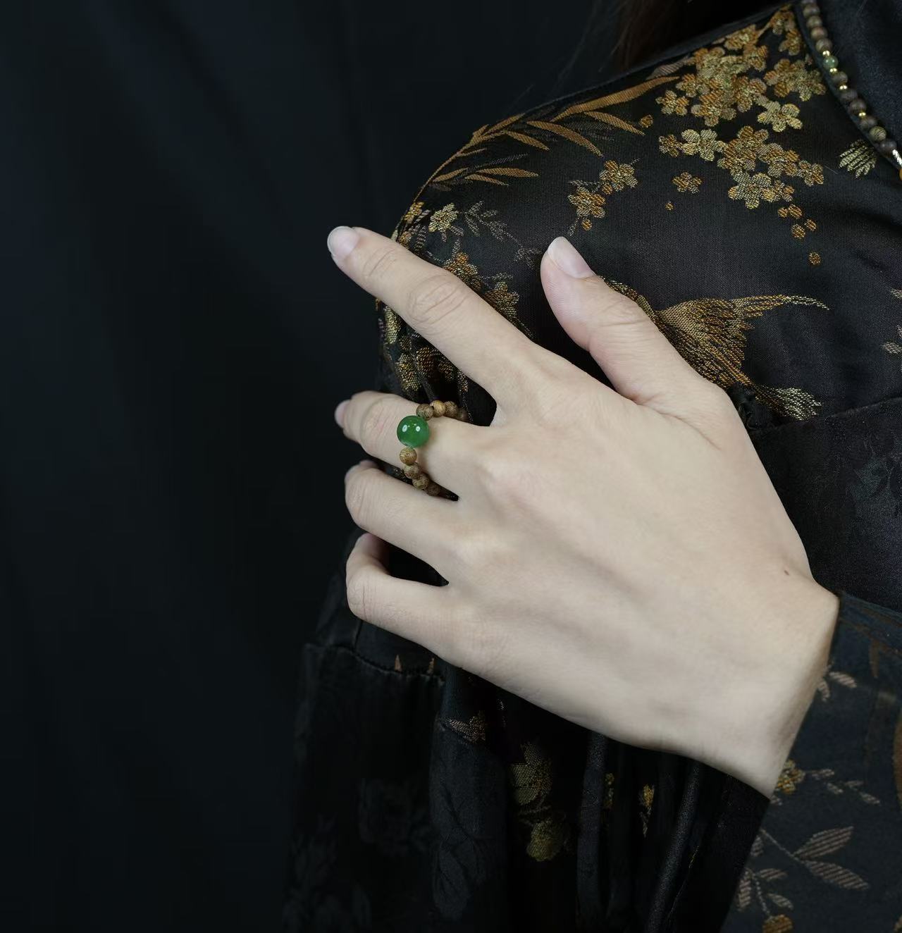 【会员专享】贵人指碧玉沉香戒指