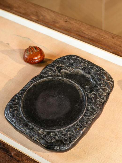 清	满工云纹圆池端砚 商品图3