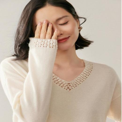 「自」全新升级【铂金会员496/天猫669/差价173】(15156)洛诗琳气质镂空V领羊绒衫2025秋冬套头纯色百搭宽松毛衫女 商品图2