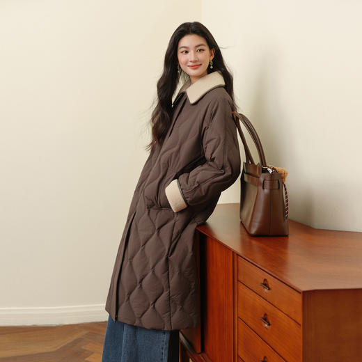 【严选】诗凡黎翻领巴恩风长款保暖外套2025秋冬新款拼接羊羔毛领羽绒服女7GA180061 商品图2
