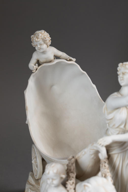 独角鹿西洋古董1900年代德国图林根地区出品铜鎏金底座装饰丘比特维纳斯与雄狮驾车主题素胎瓷雕花果樽 商品图6