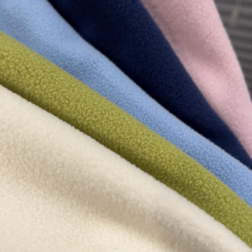 【儿童服饰丨可优鼠 儿童双面加厚摇粒绒立领卫衣】 面料柔软舒适保暖，包边立领贴合脖颈，不畏寒风，平整下摆走线整齐，款式简约不单调，男女童同款，单穿叠穿内搭皆宜，多色可选 商品图7