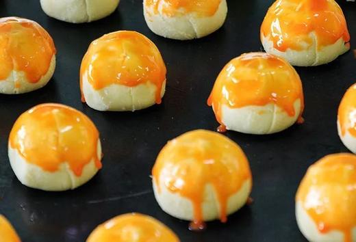 🟡中秋送礼佳品【阿朗伯蛋黄酥】❗长辈都爱吃❗满口香酥不腻❗外皮酥到掉渣❗超大颗咸蛋黄❗馅料十足❣礼盒装共12枚， 送礼自用两相宜！🔺豆沙绵密包裹着蛋黄的醇厚，咬下去满口流油，让人回味无穷 商品图2