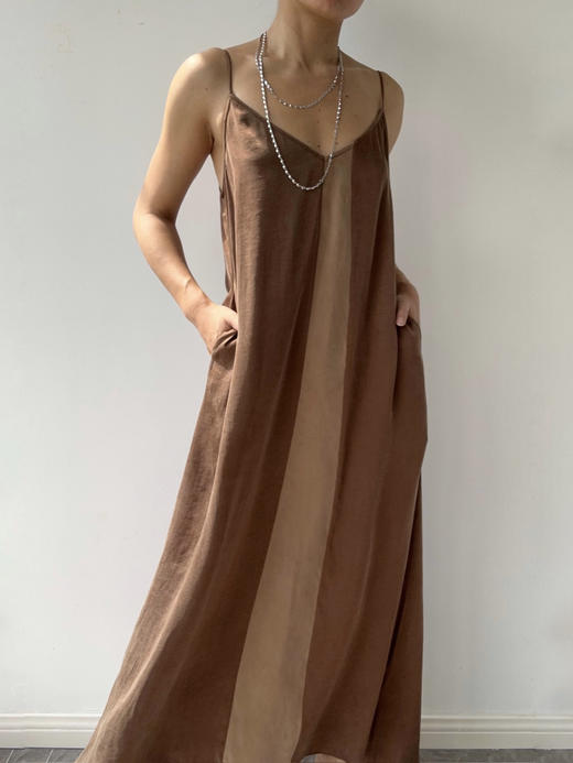DONSEE10｜DS10AW2565-D 棕拼金 拼色质感吊带连衣裙 商品图1