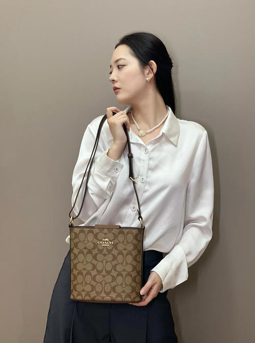 COACH 蔲驰女2025新款 mollie 22 单肩手提斜挎水桶包（SS） 商品图9