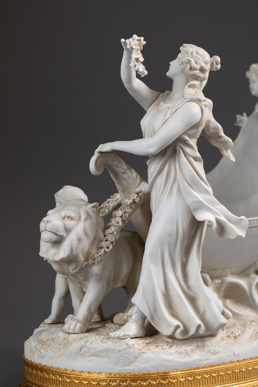 独角鹿西洋古董1900年代德国图林根地区出品铜鎏金底座装饰丘比特维纳斯与雄狮驾车主题素胎瓷雕花果樽 商品图5