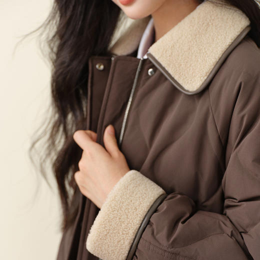 【严选】诗凡黎翻领巴恩风长款保暖外套2025秋冬新款拼接羊羔毛领羽绒服女7GA180061 商品图3