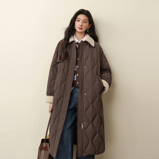 【严选】诗凡黎翻领巴恩风长款保暖外套2025秋冬新款拼接羊羔毛领羽绒服女7GA180061 商品图0