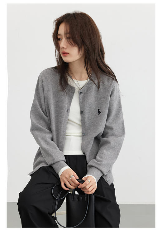 🔥开衫里的第一名‼️秋冬衣柜里绝不能少的万能搭子！💥【早秋款刺绣纯色圆领针织小开衫 】😎只能说经典就是经典！！简约不简单，我可太爱了！  商品图2