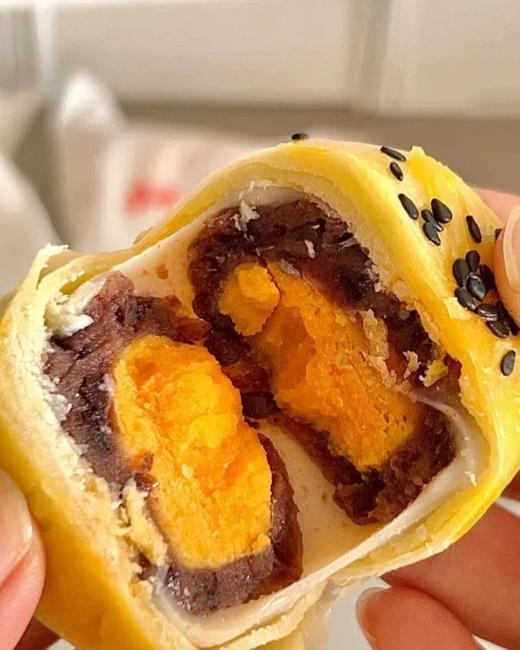 🟡中秋送礼佳品【阿朗伯蛋黄酥】❗长辈都爱吃❗满口香酥不腻❗外皮酥到掉渣❗超大颗咸蛋黄❗馅料十足❣礼盒装共12枚， 送礼自用两相宜！🔺豆沙绵密包裹着蛋黄的醇厚，咬下去满口流油，让人回味无穷 商品图4