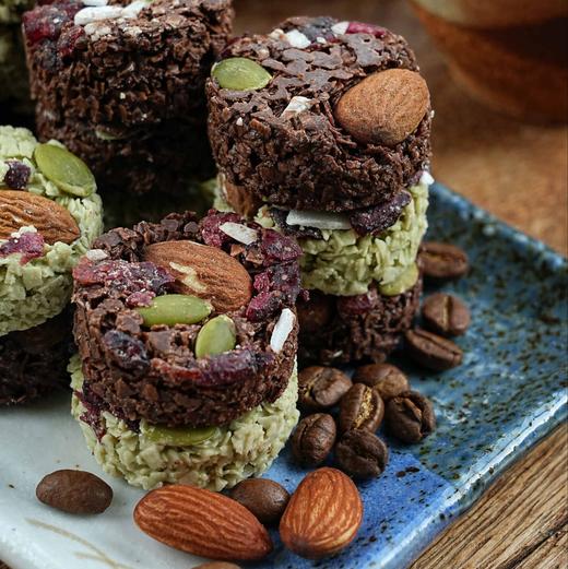 「一方云拾坚果巧克力燕麦脆」！巴旦木、蔓越莓、椰子脆裹在香脆燕麦里！巧克力的丝滑、坚果的脆、果干的甜全在嘴里爆开，口感绝了！真可可脂超满足！蛋白质≥20%！0 反式脂无负担！双口味换着吃！ 商品图0